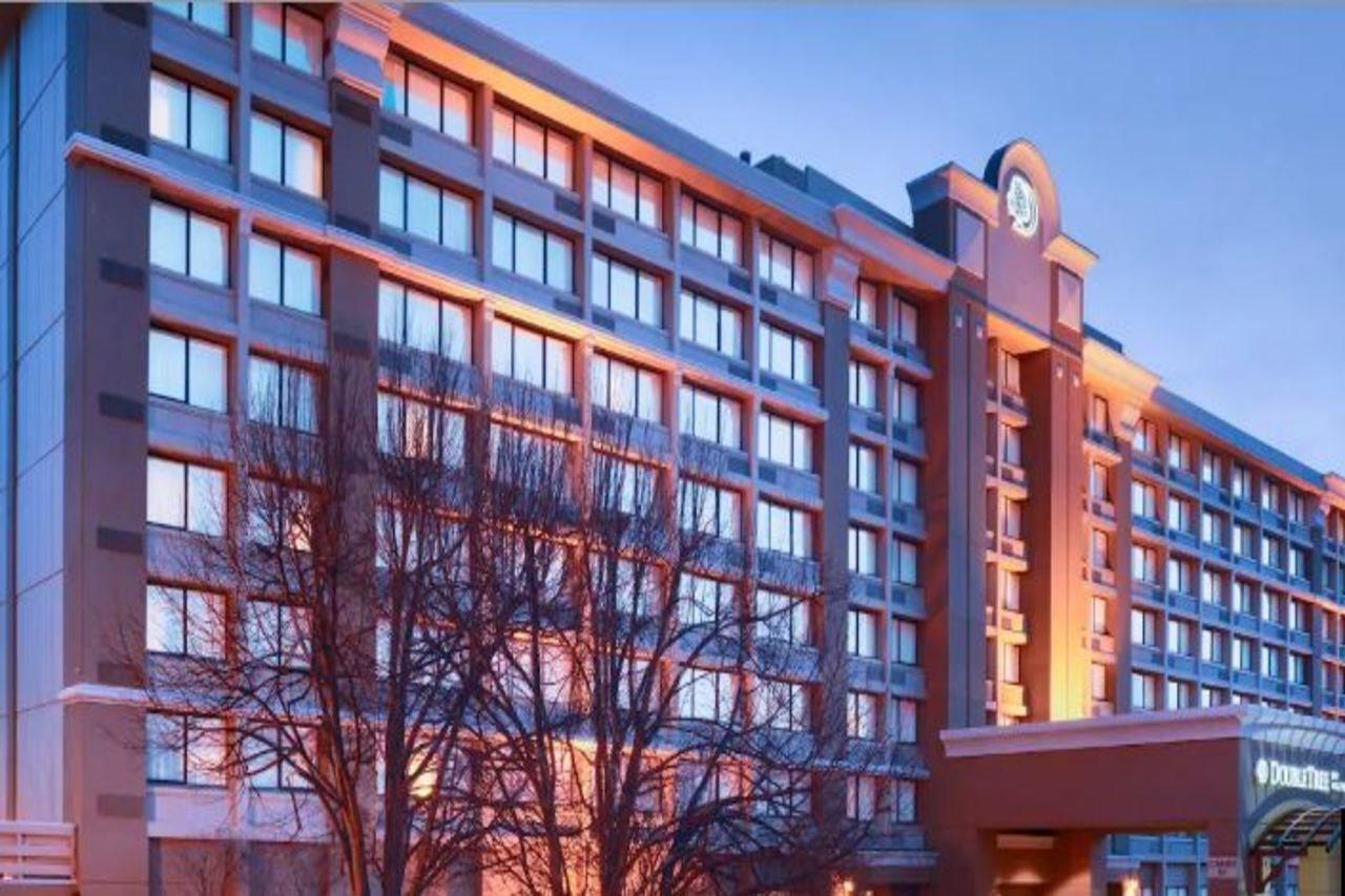 Doubletree By Hilton Norwalk Hotel Buitenkant foto