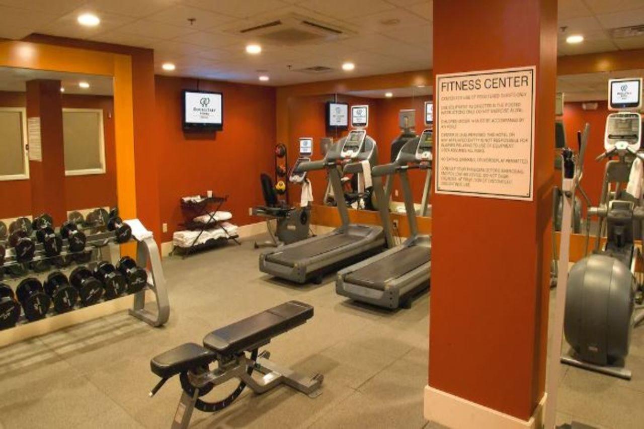 Doubletree By Hilton Norwalk Hotel Buitenkant foto