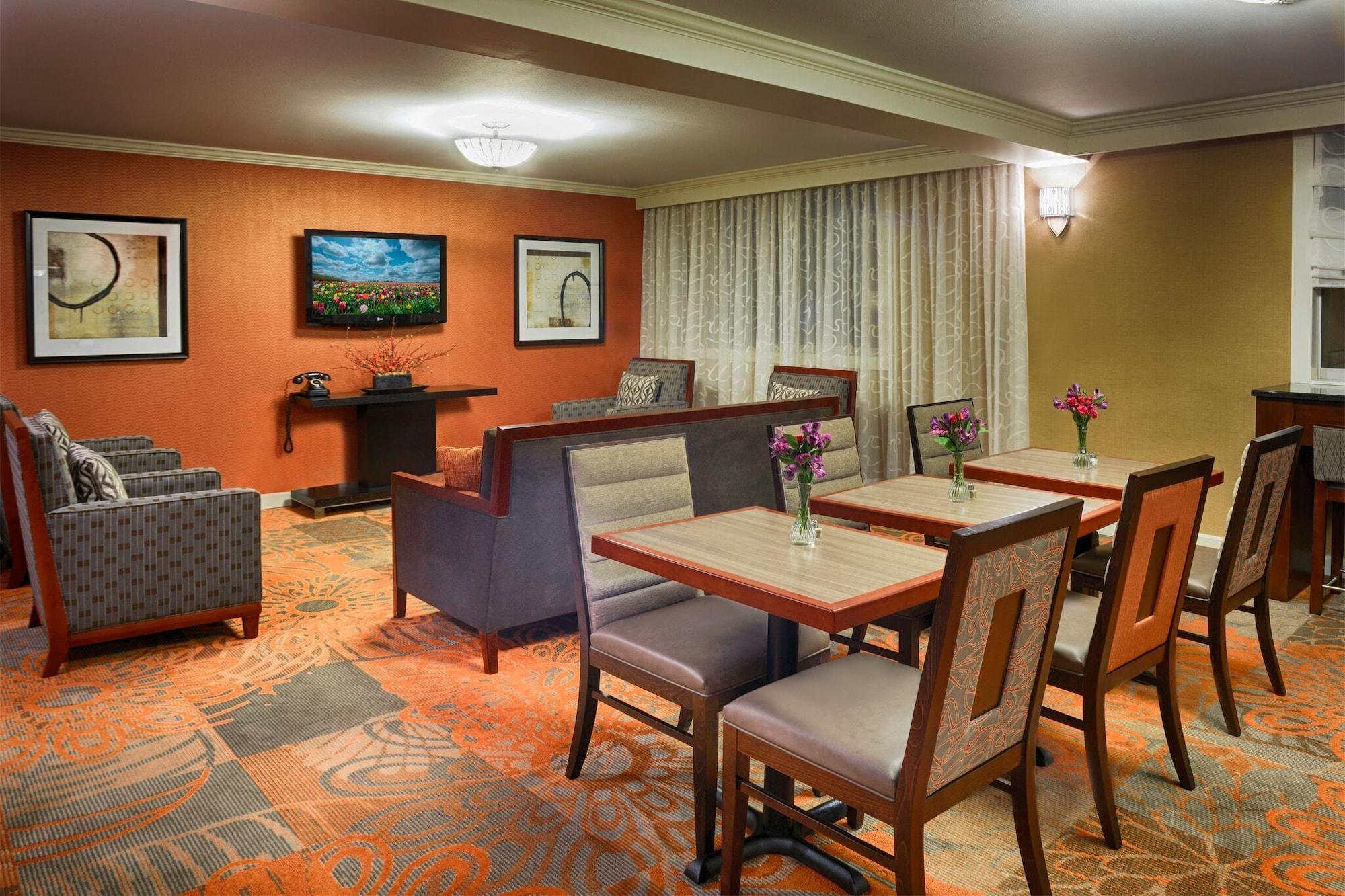 Doubletree By Hilton Norwalk Hotel Buitenkant foto