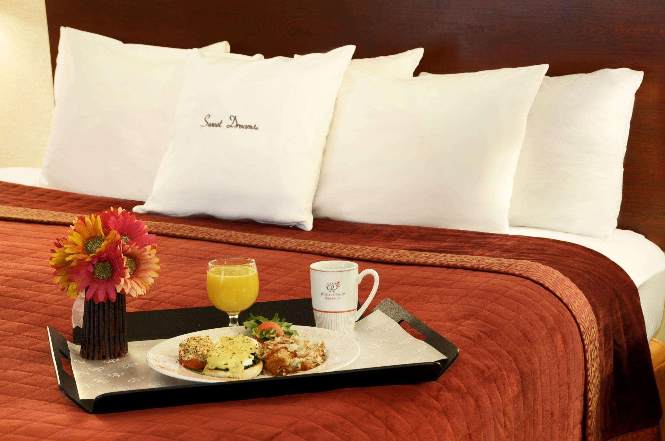 Doubletree By Hilton Norwalk Hotel Buitenkant foto