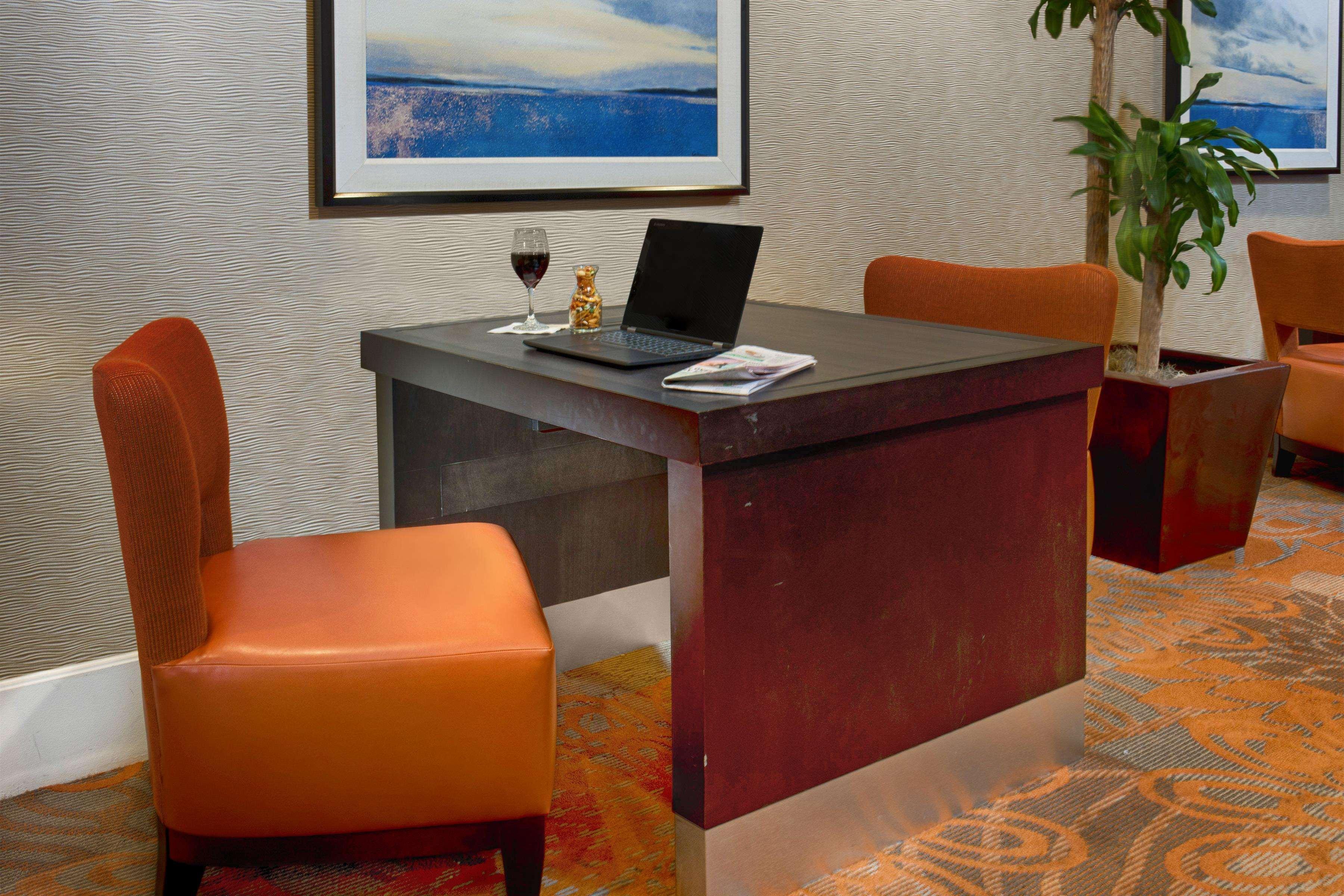 Doubletree By Hilton Norwalk Hotel Buitenkant foto