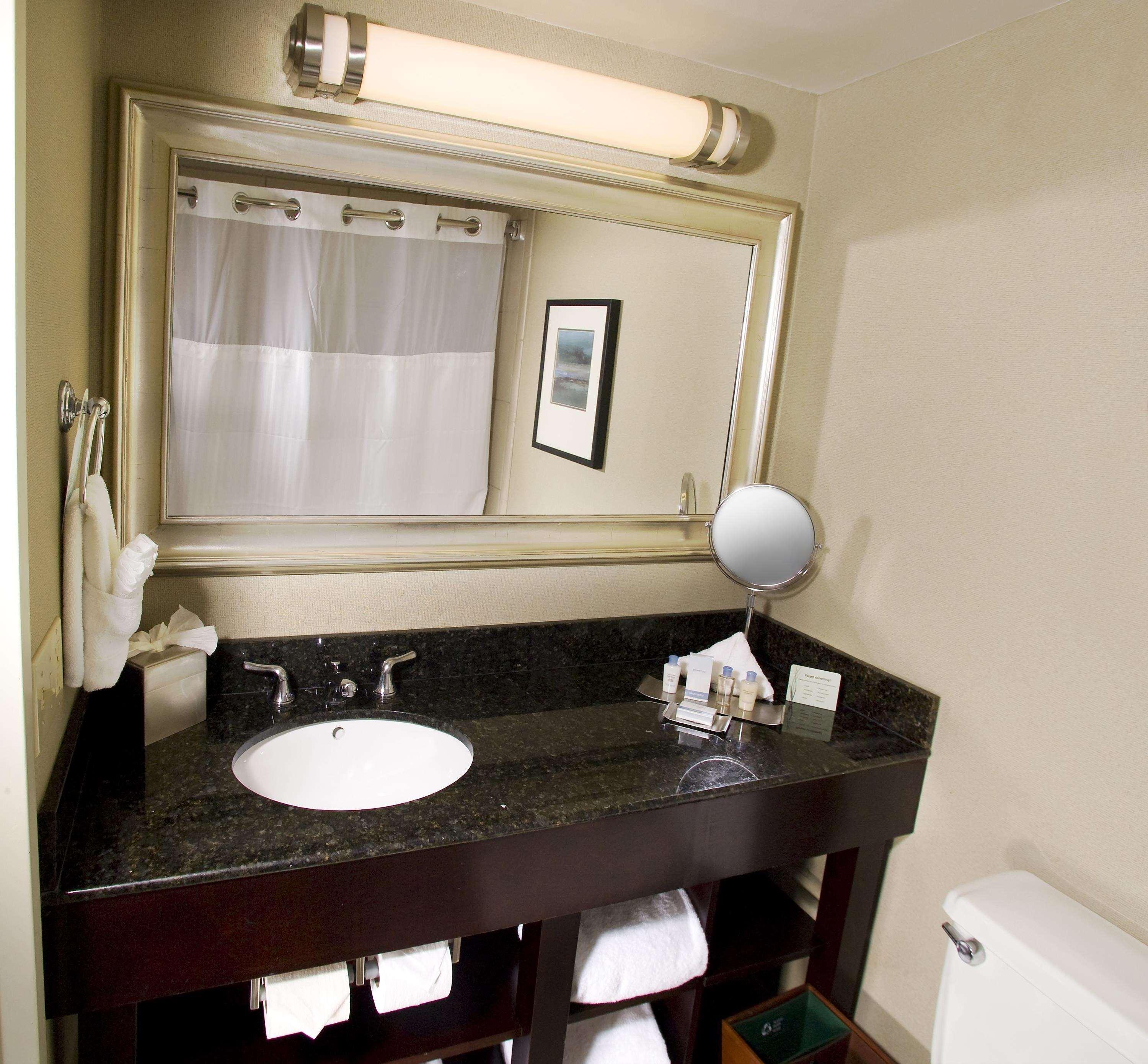 Doubletree By Hilton Norwalk Hotel Buitenkant foto
