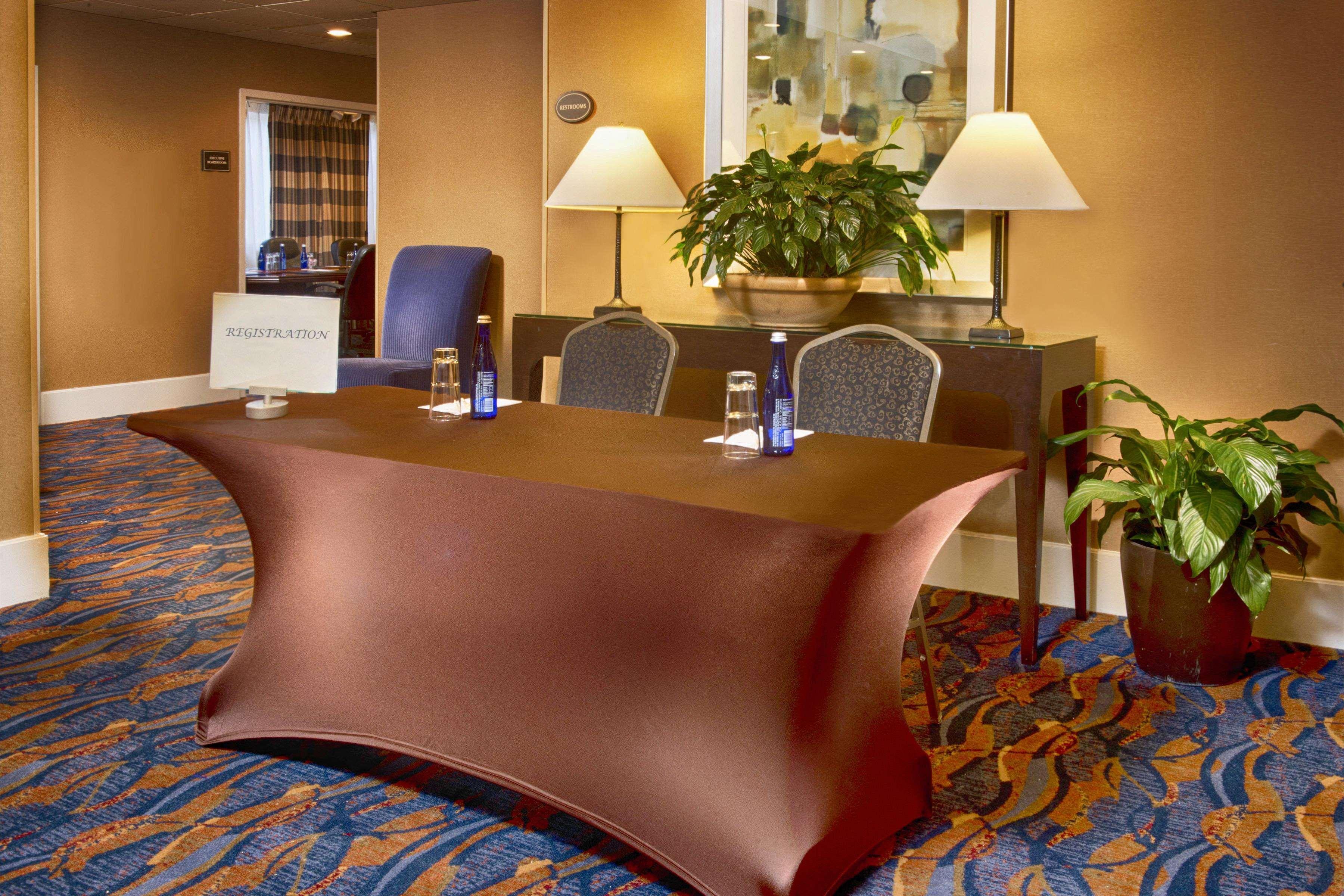 Doubletree By Hilton Norwalk Hotel Buitenkant foto