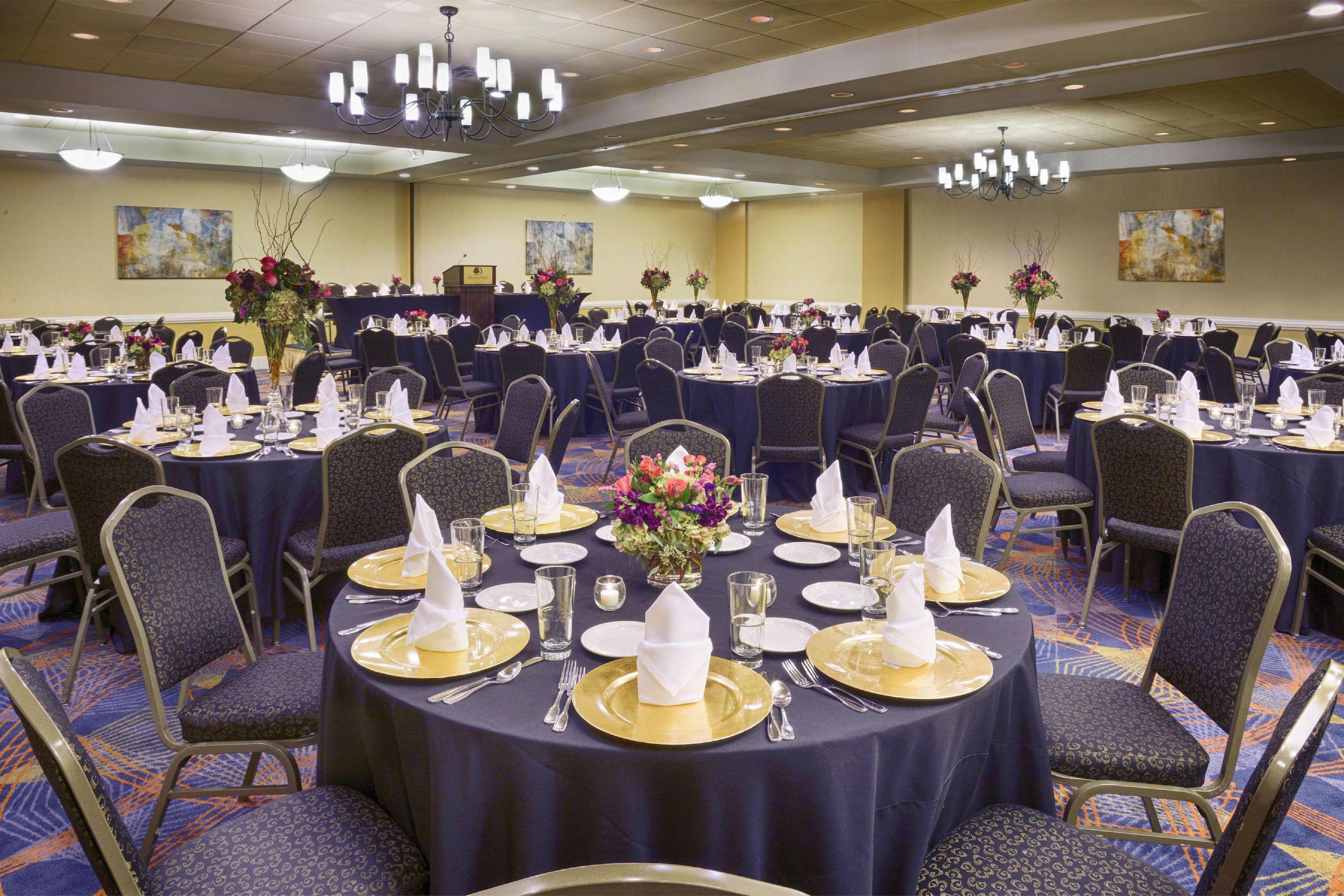 Doubletree By Hilton Norwalk Hotel Buitenkant foto