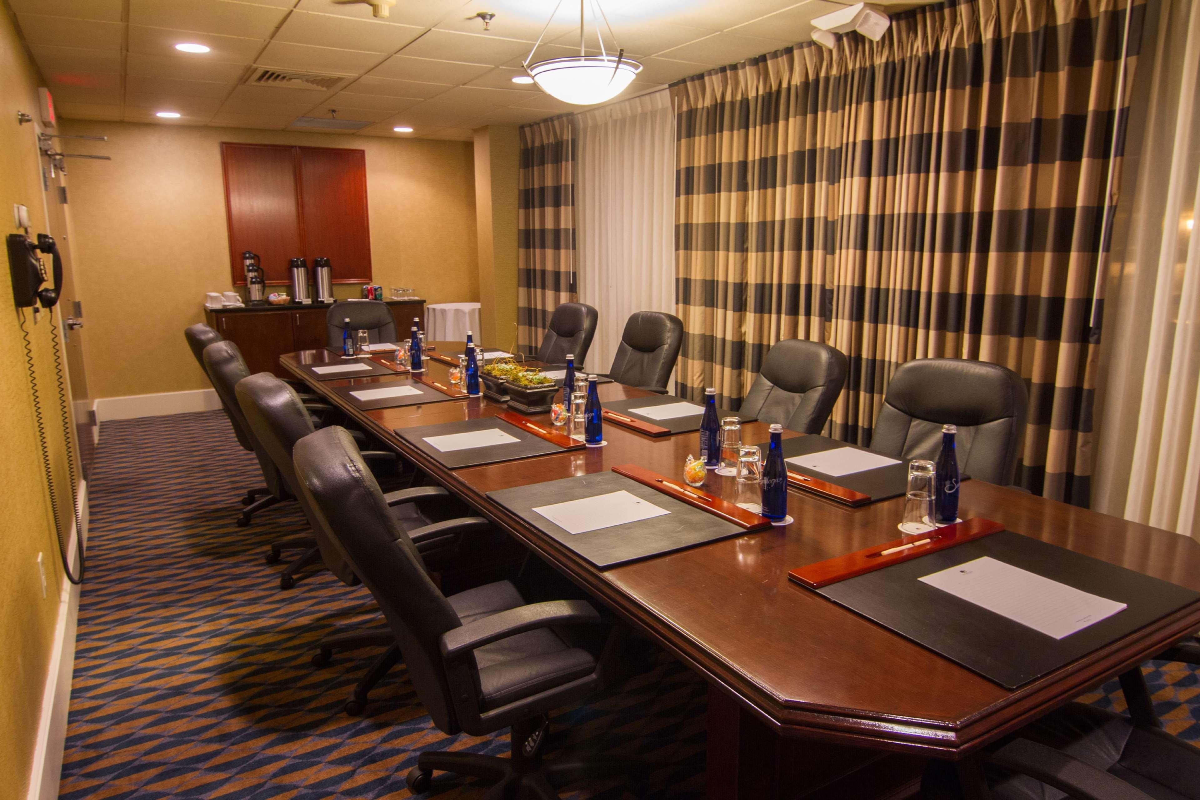 Doubletree By Hilton Norwalk Hotel Buitenkant foto