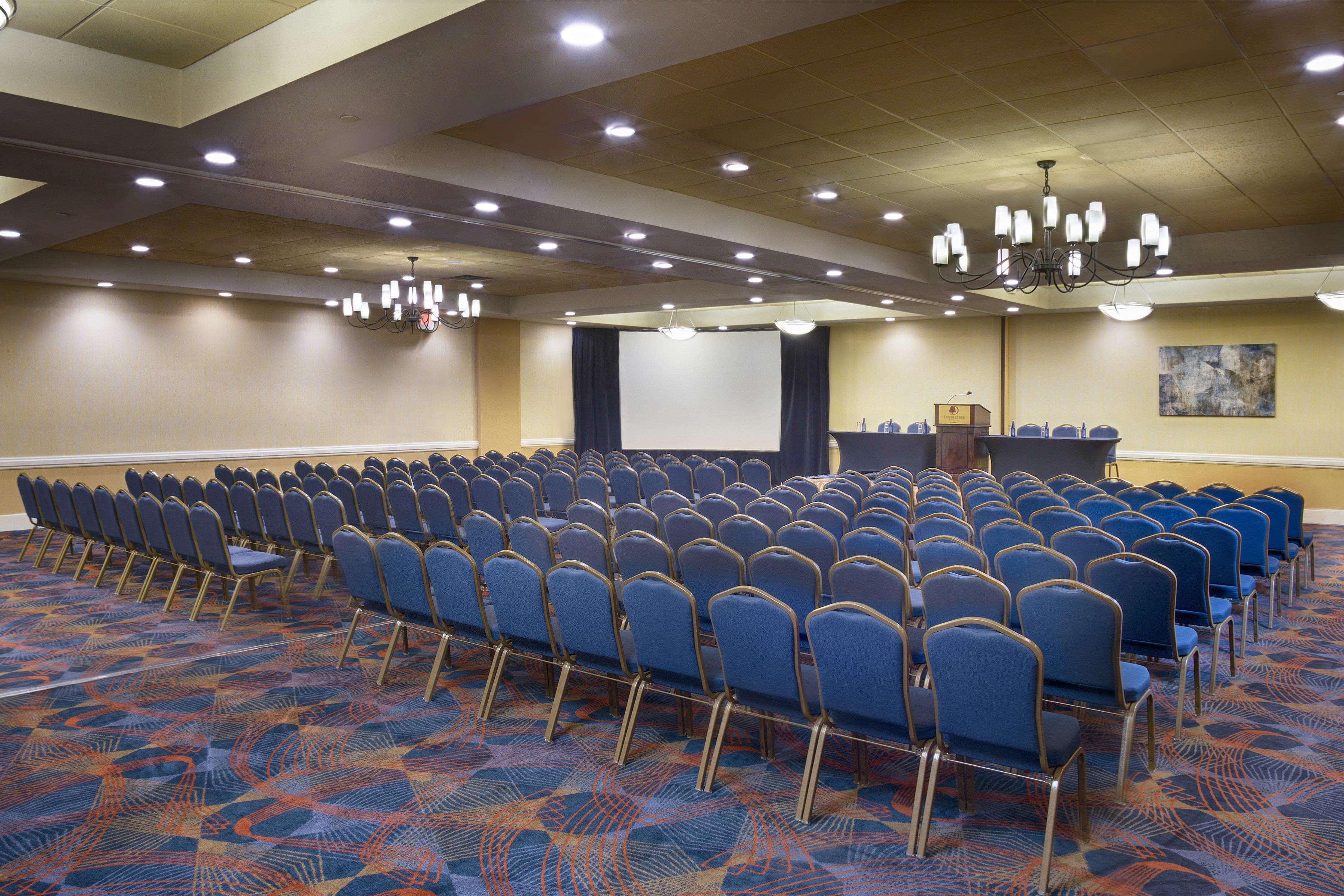 Doubletree By Hilton Norwalk Hotel Buitenkant foto