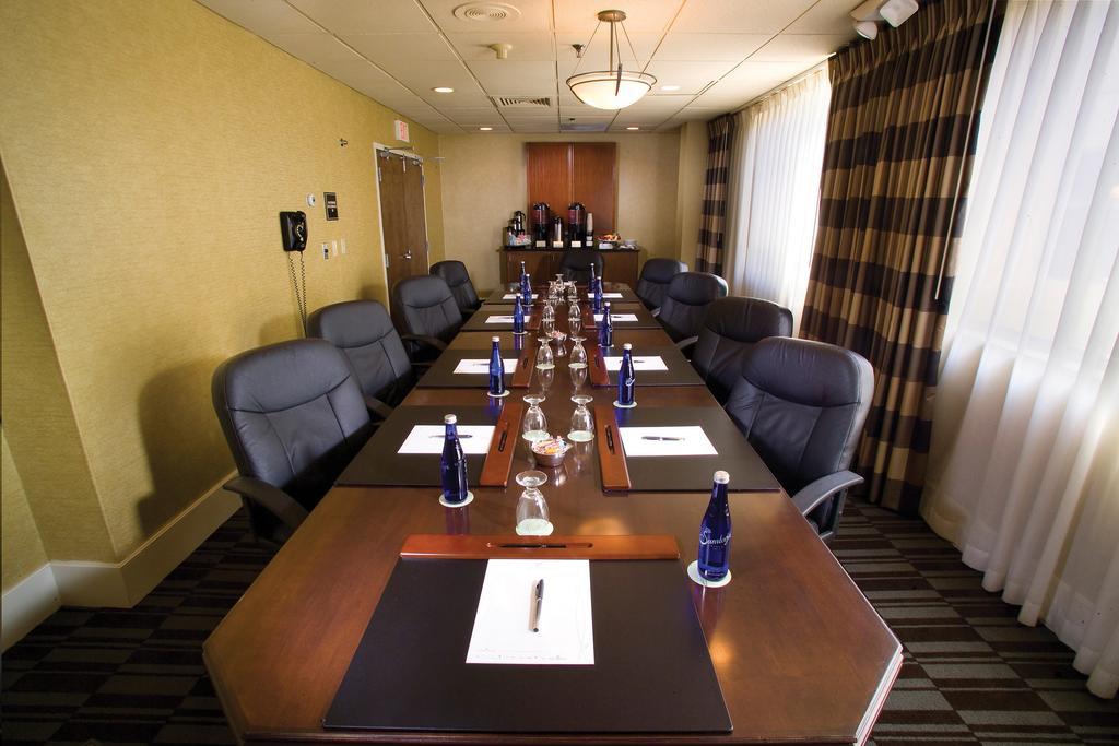 Doubletree By Hilton Norwalk Hotel Buitenkant foto